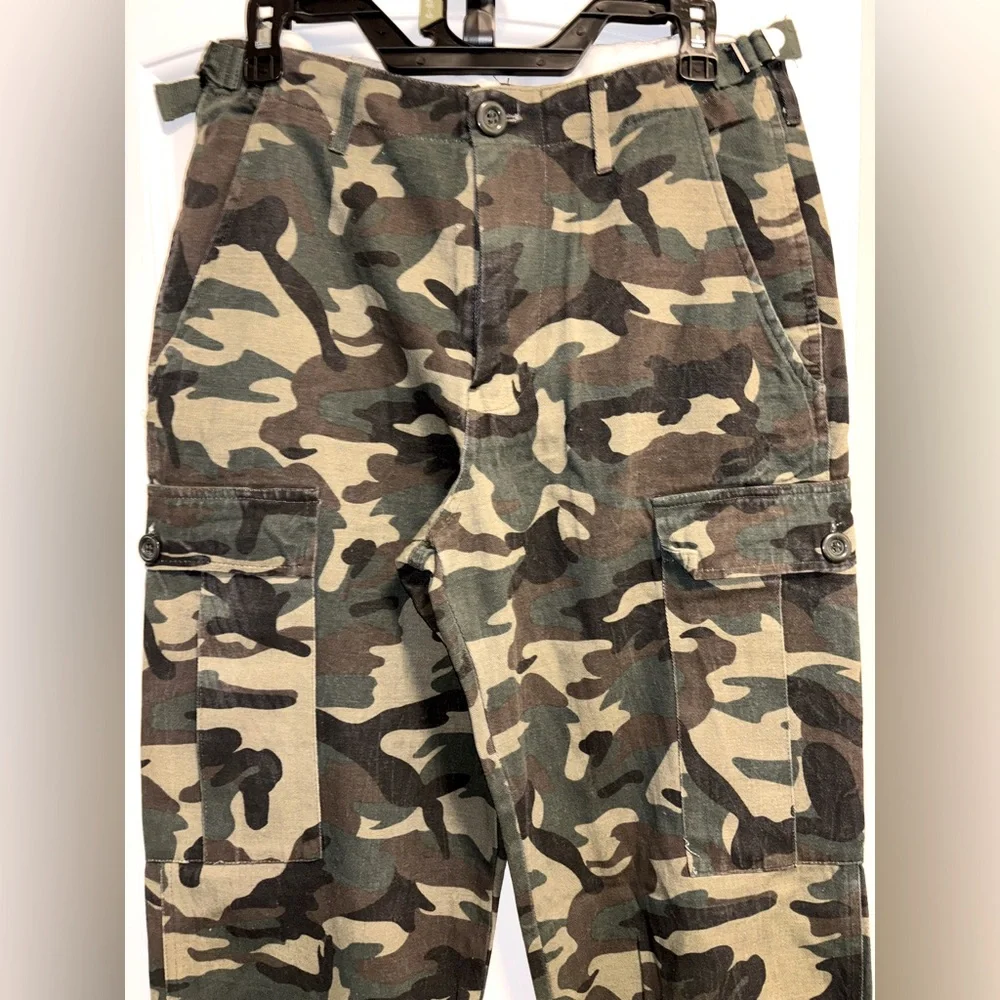 NWT- Beautiful Camo Cargo Pants 🥑 - Picture 3 of 5